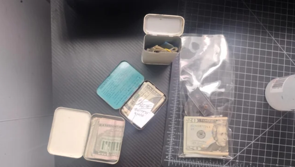 Чоловік придбав на розпродажі шафу і був шокований її вмістом: що він у ній знайшов?